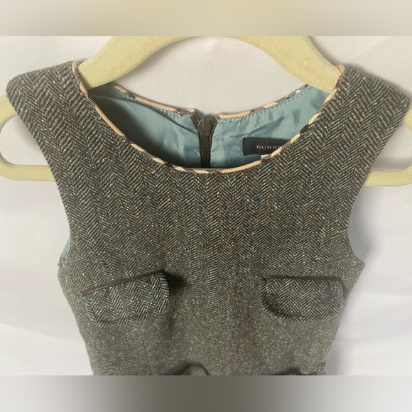 Burberry gray herringbone tweed wool dress with belt, size 5, fully lined. - Picture 3 of 13
